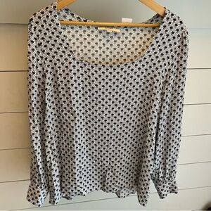 LOFT Ann Taylor Women’s NWT New Navy  and White Modern Floral Blouse Size Medium